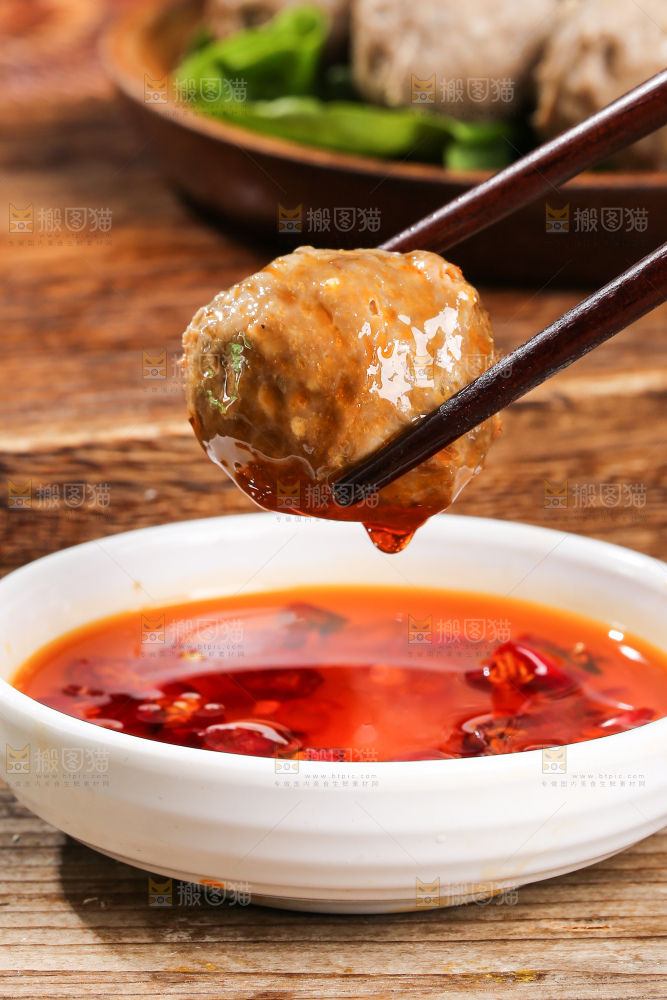 木底上的牛肉丸