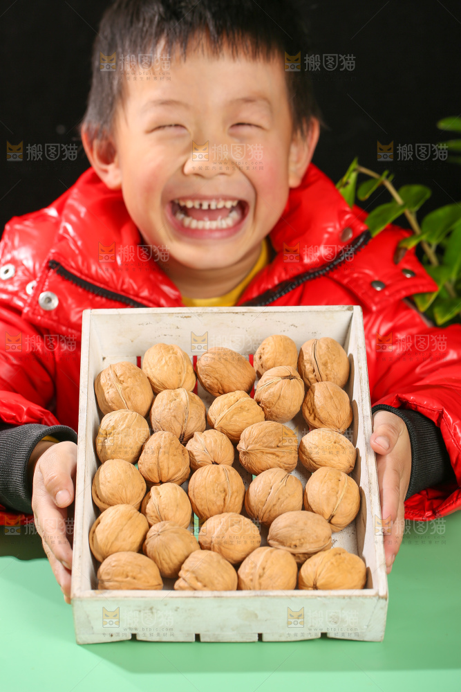 手里拿着核桃