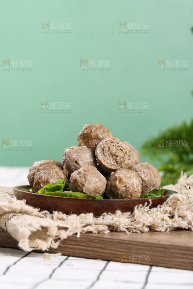 浅底上的牛肉丸