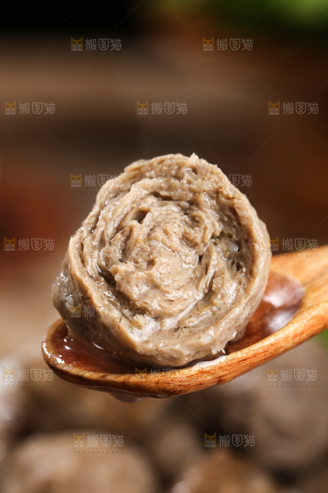 木底上的牛肉丸
