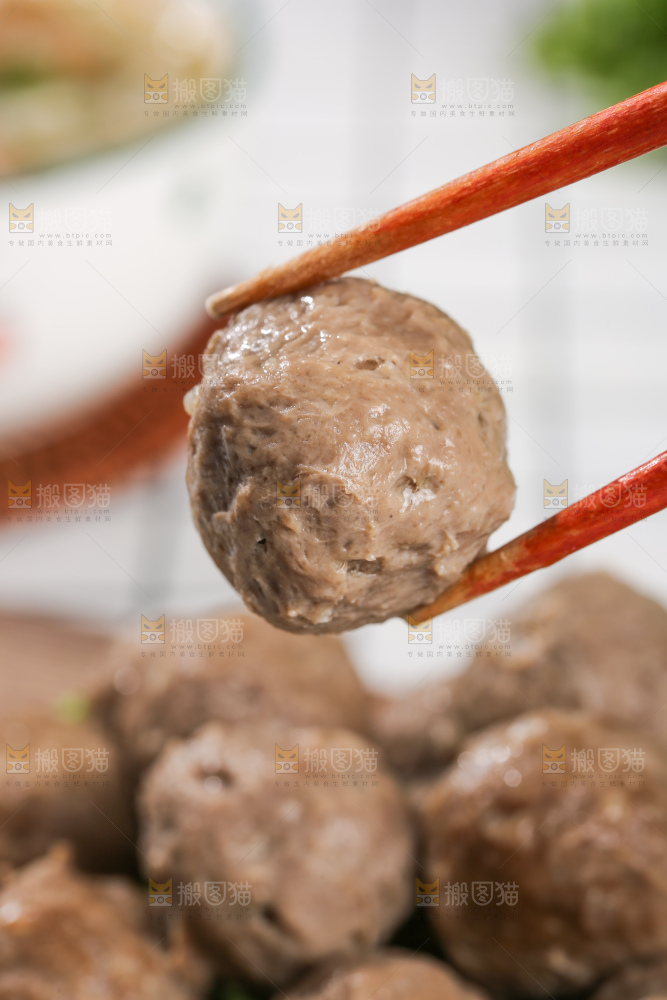 浅底上的牛肉丸