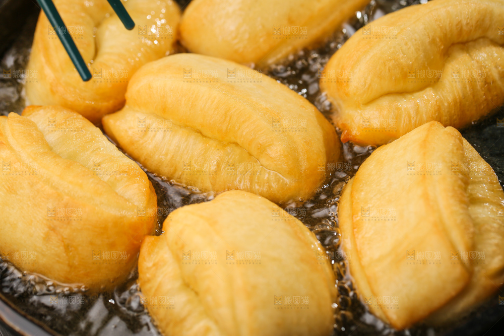 油锅里正在炸着油条