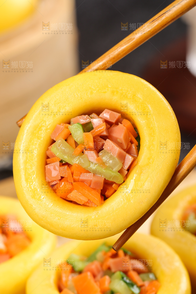 深底上的玉米杂粮窝窝头