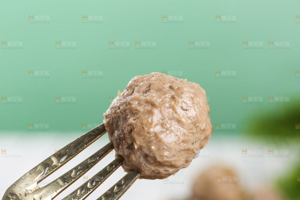 浅底上的牛肉丸