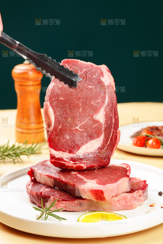 浅底上的新鲜牛排