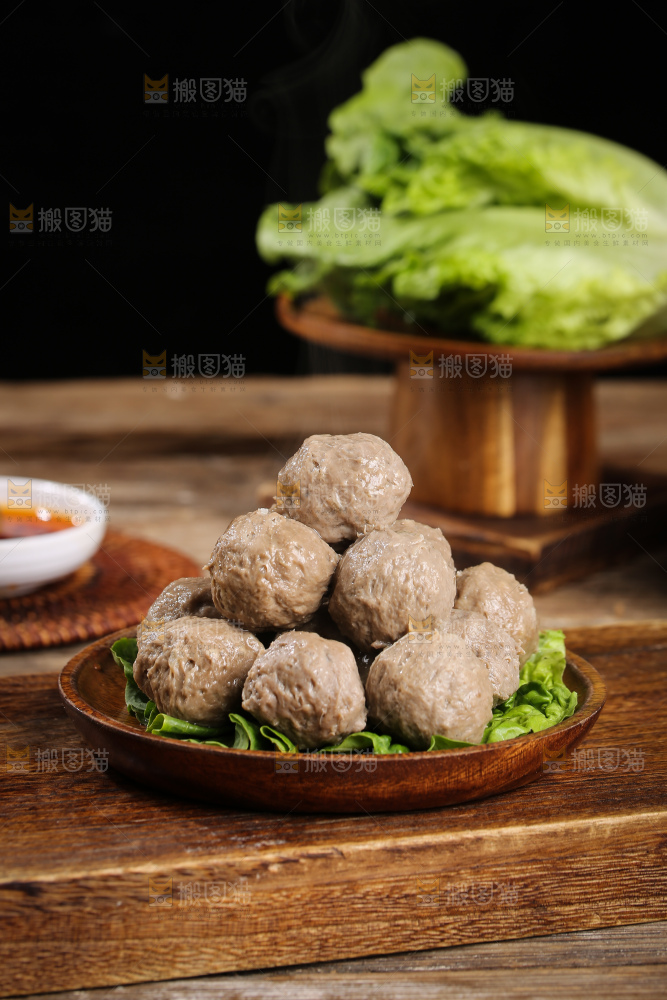 木底上的牛肉丸