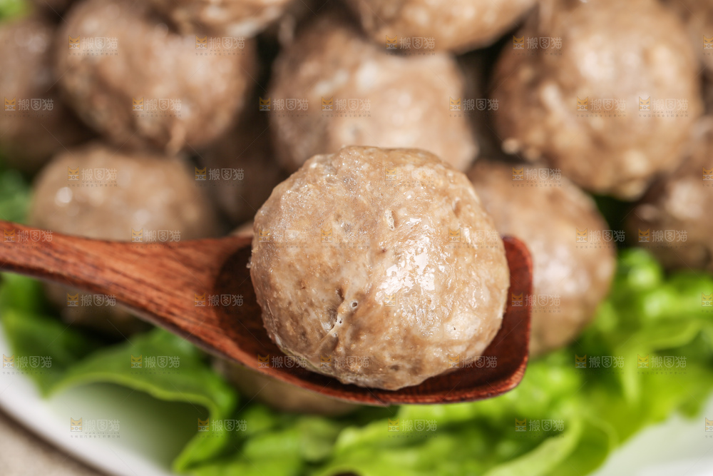 木底上的牛肉丸