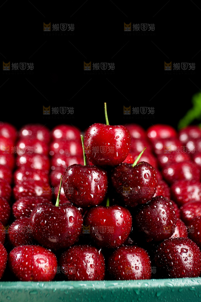 深底上的车厘子