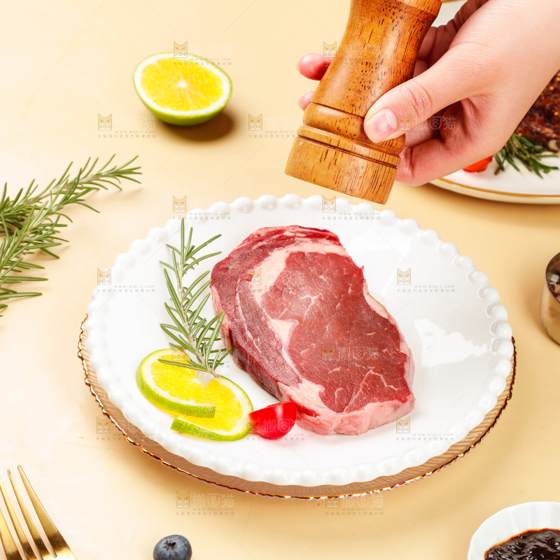 浅底上的新鲜牛排