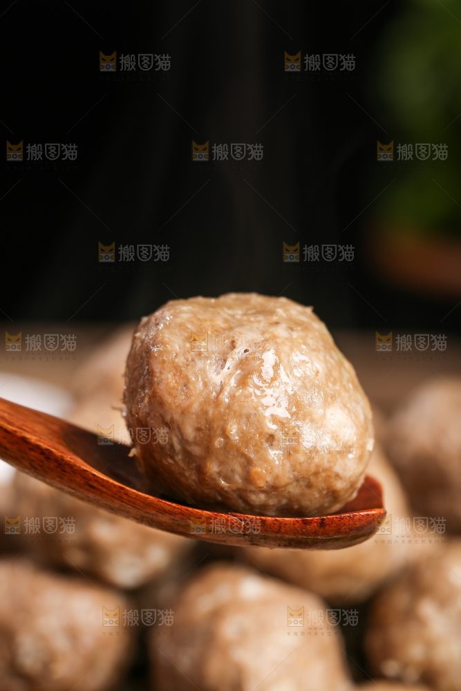 木底上的牛肉丸