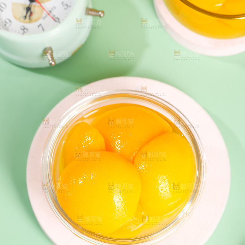 浅底上的黄桃罐头