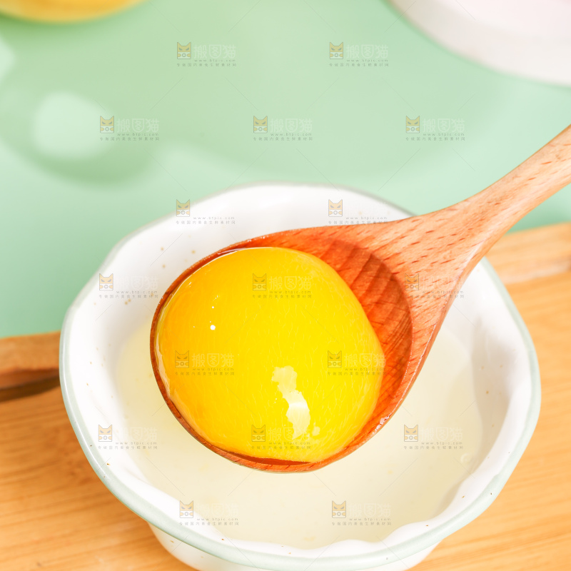 浅底上的黄桃罐头