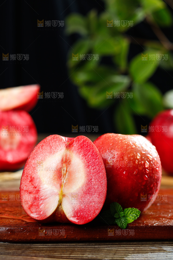 深底上的红肉苹果