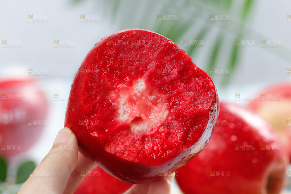 浅底上的红肉苹果