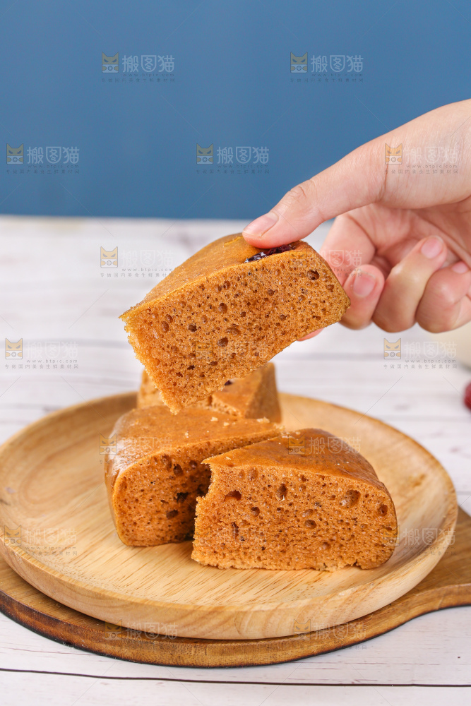 浅底上的红糖红枣发糕