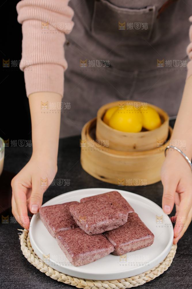 深底上的黑米发糕