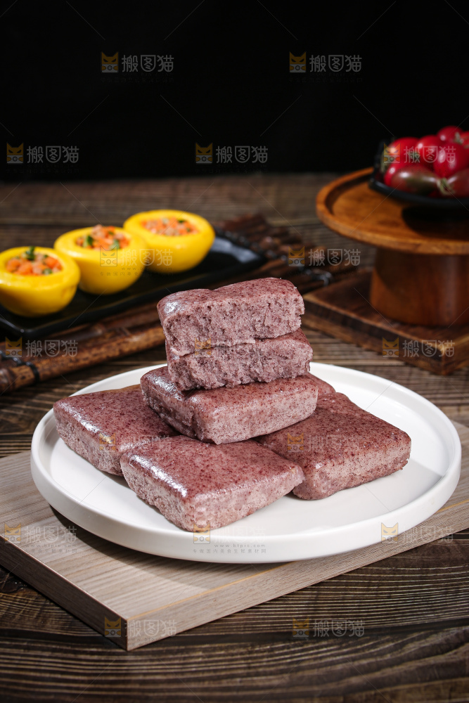深底上的黑米发糕