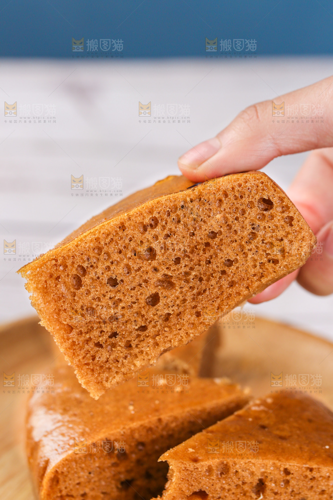 浅底上的红糖红枣发糕