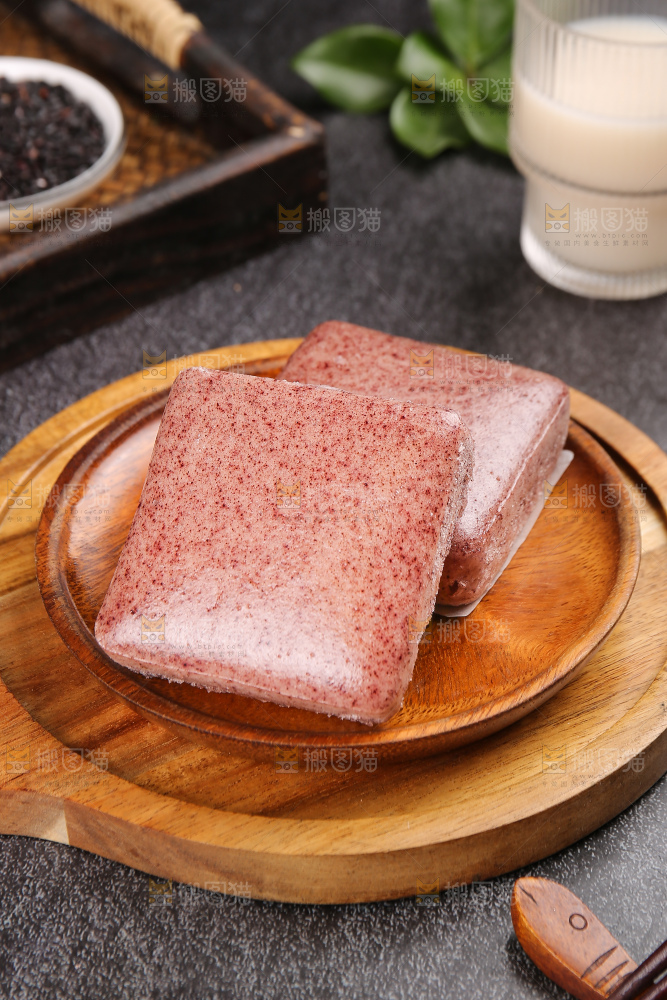 深底上的黑米发糕