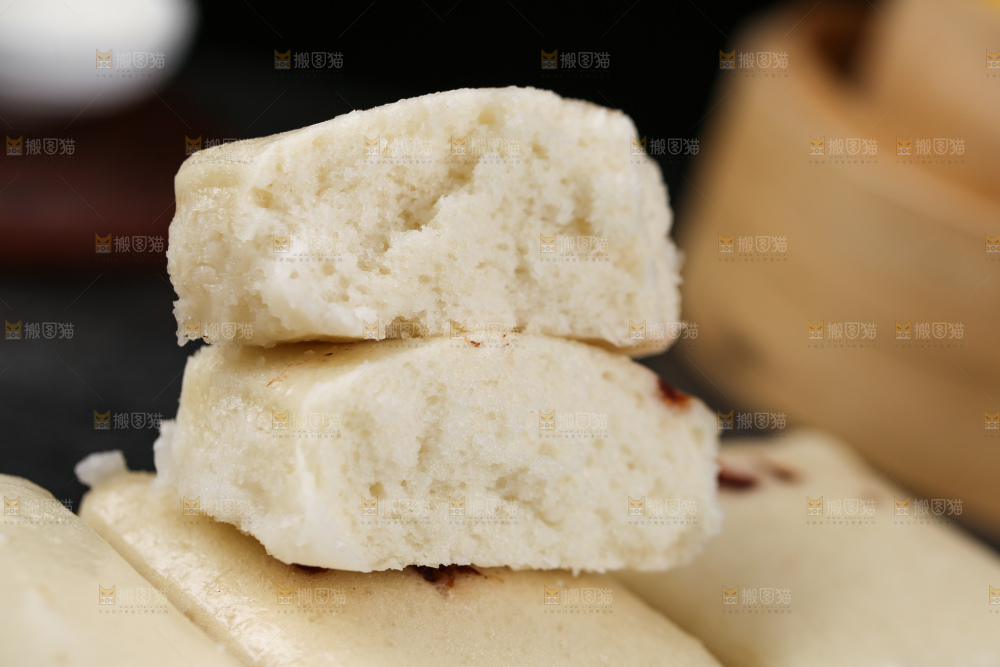 深底上的白糖发糕