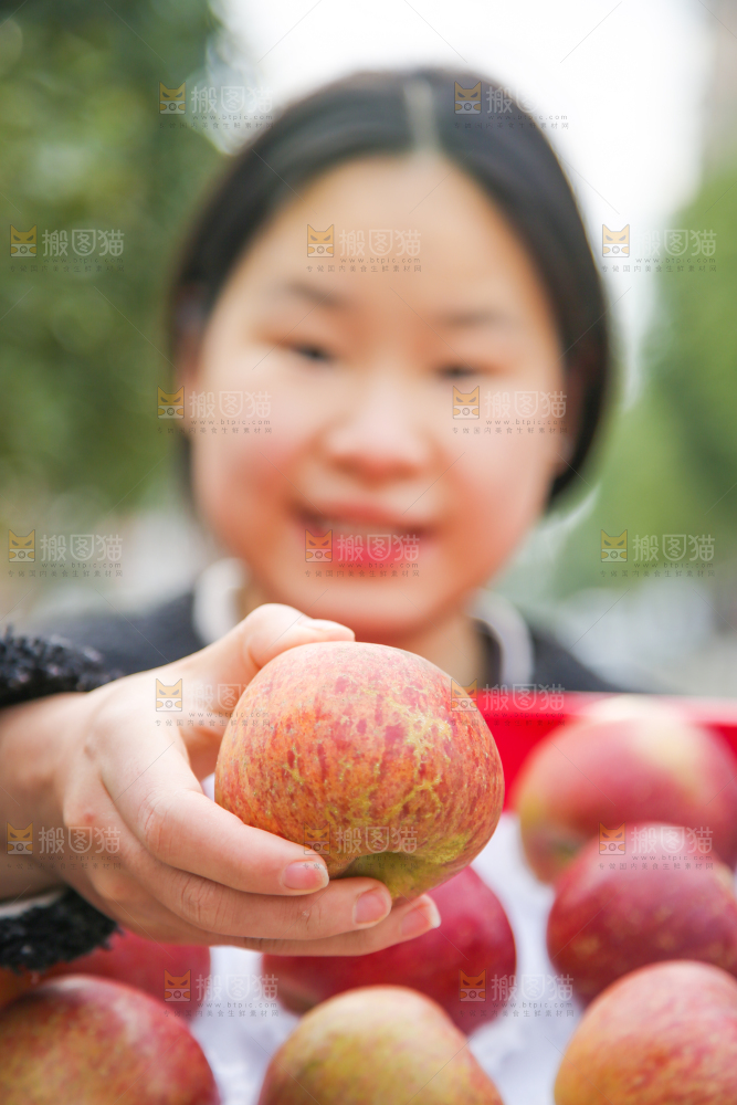 手里拿着丑苹果