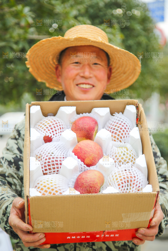 手里拿着丑苹果