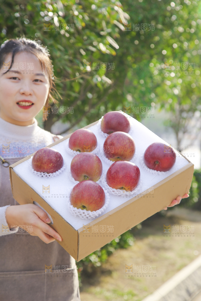 手里拿着丑苹果