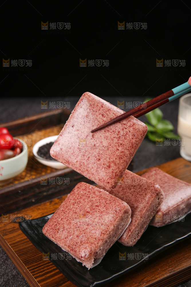 深底上的黑米发糕