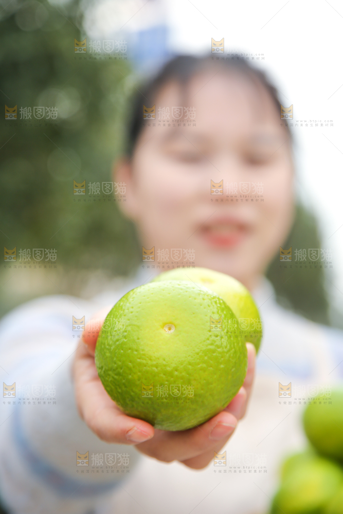手里拿着建阳桔柚