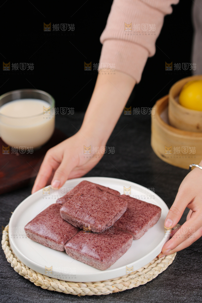 深底上的黑米发糕