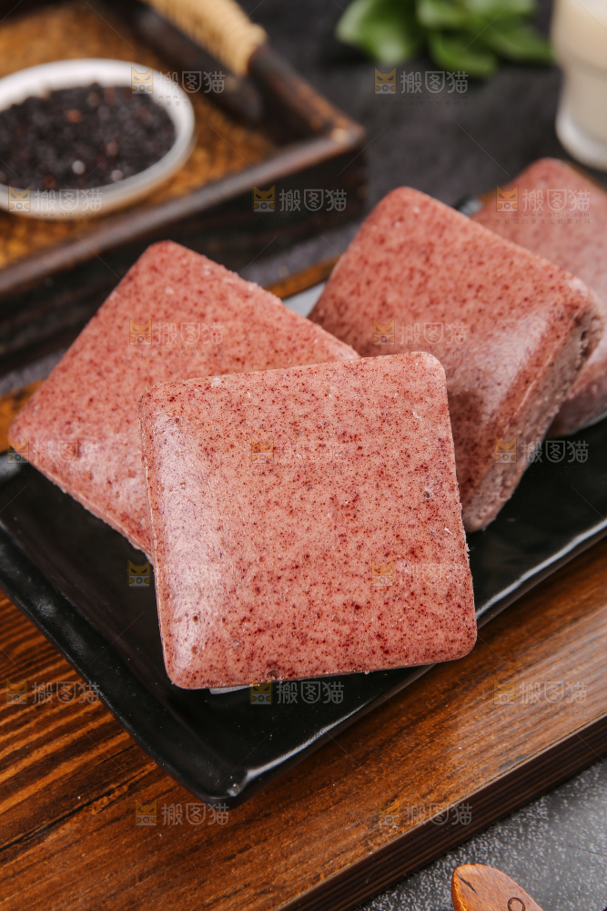 深底上的黑米发糕