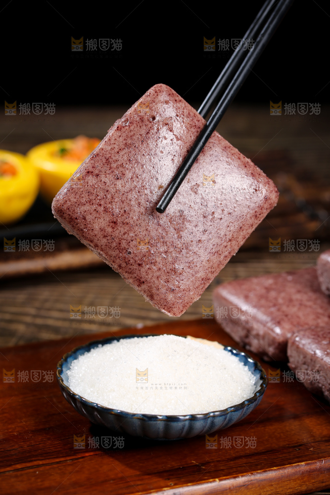 深底上的黑米发糕