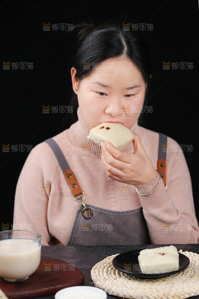深底上的白糖发糕