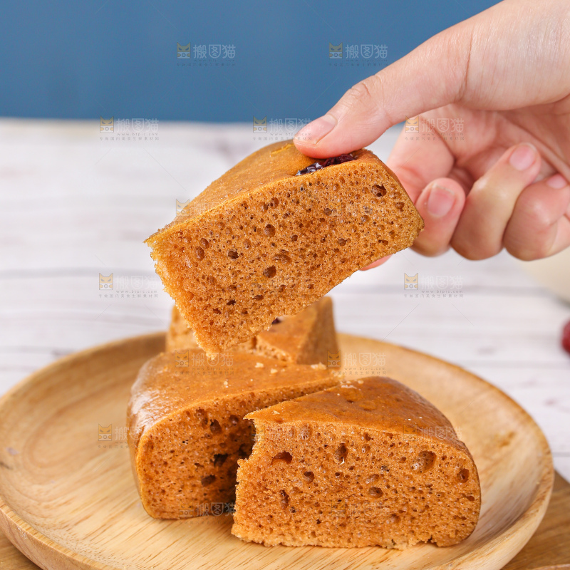 浅底上的红糖红枣发糕
