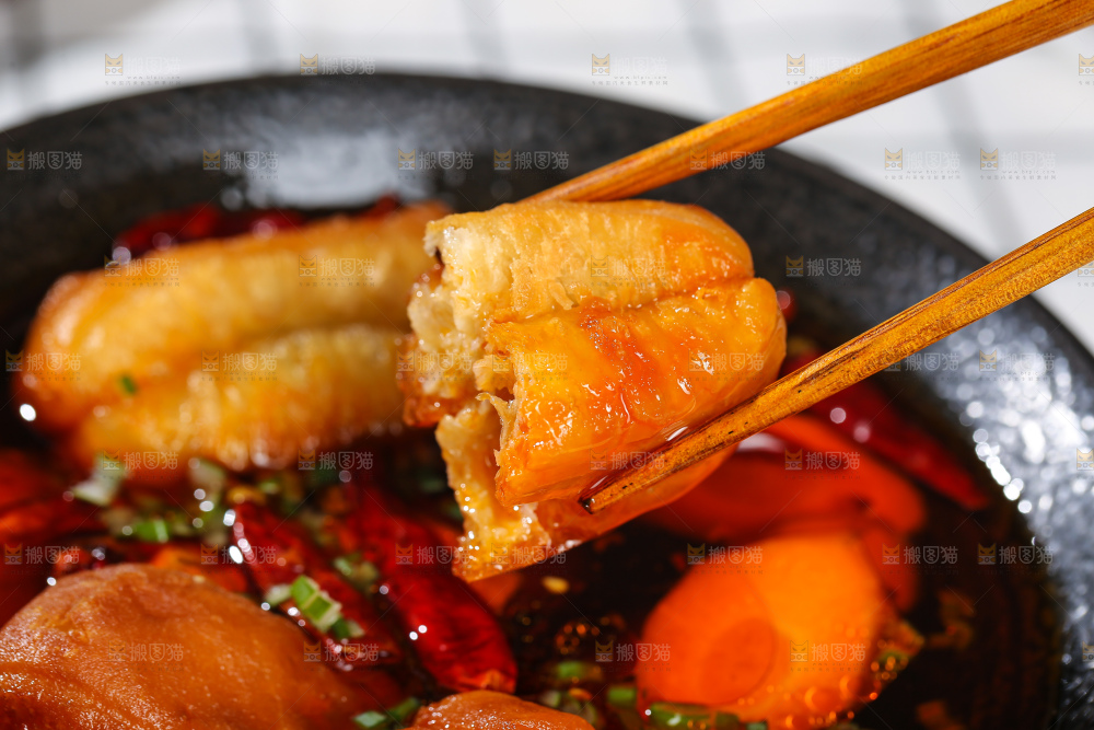 碗里的火锅油条