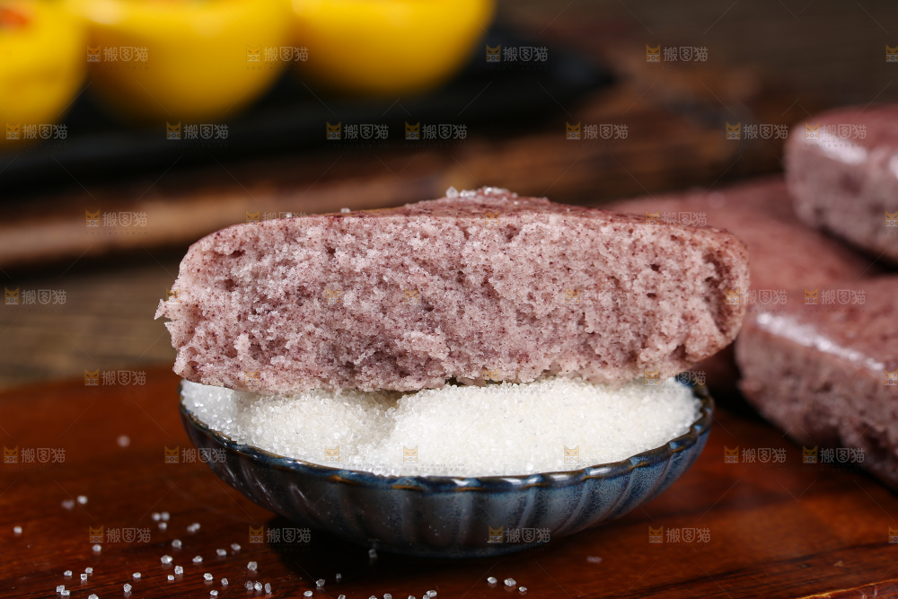 深底上的黑米发糕
