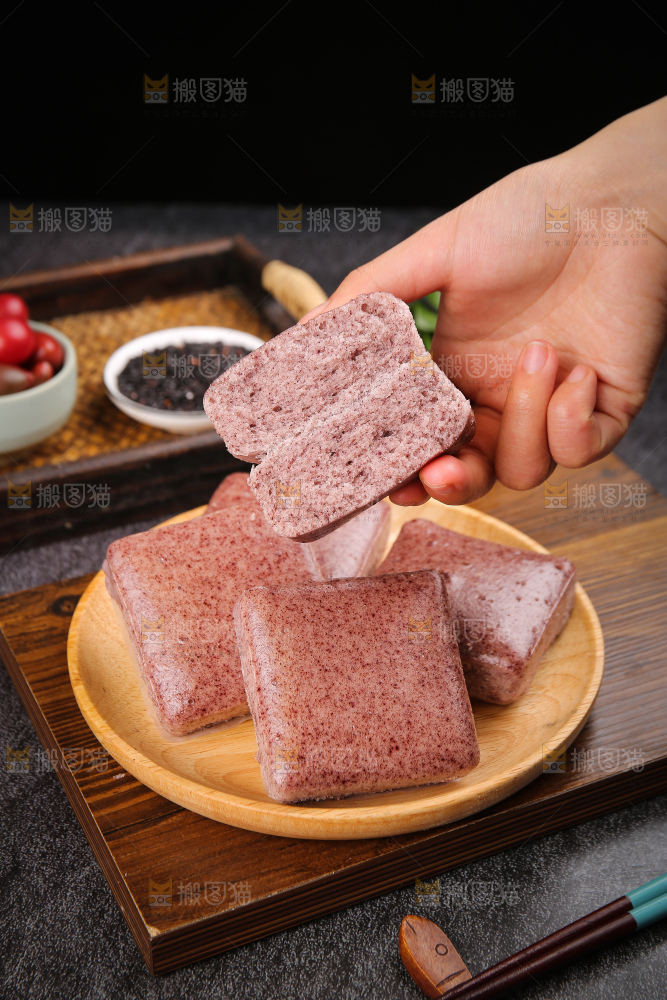 深底上的黑米发糕