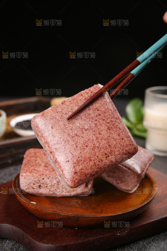深底上的黑米发糕