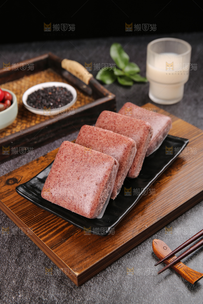深底上的黑米发糕