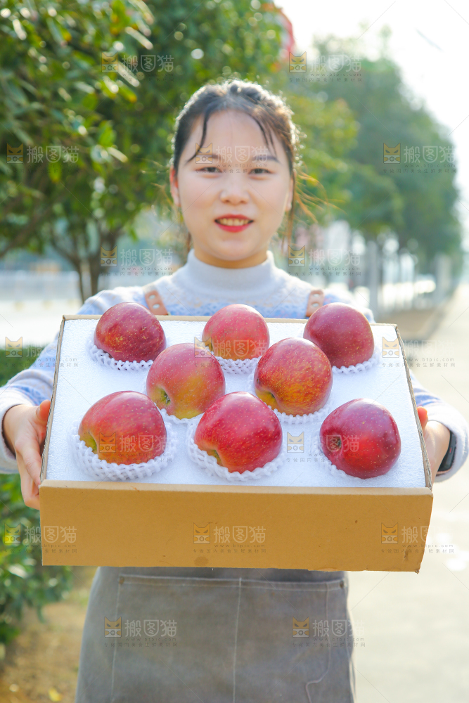 手里拿着丑苹果