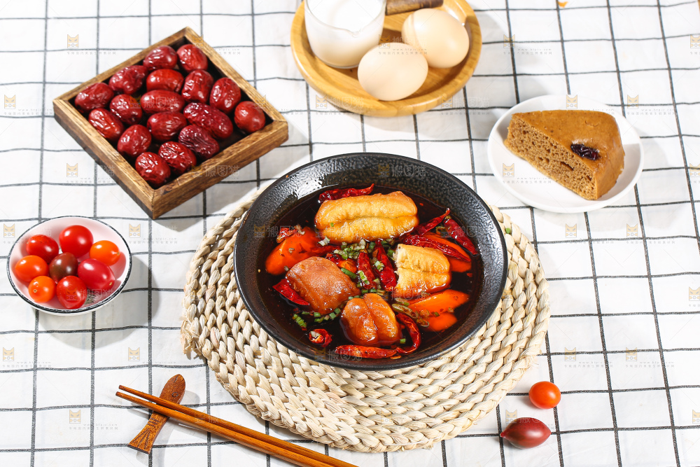 碗里的火锅油条