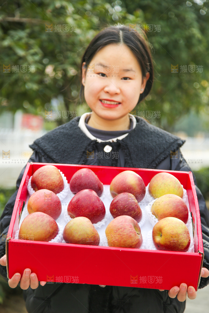 手里拿着丑苹果