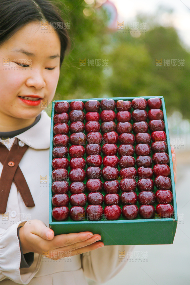 手里拿着车厘子