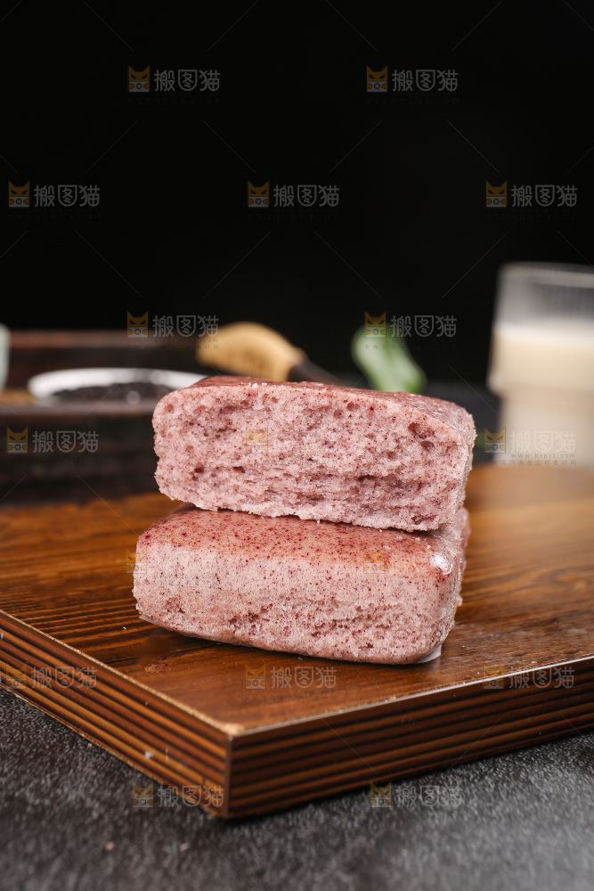 深底上的黑米发糕