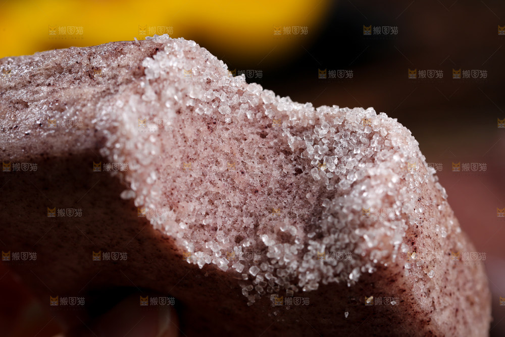 深底上的黑米发糕