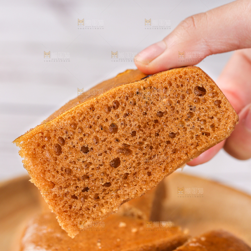 浅底上的红糖红枣发糕