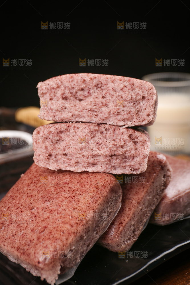 深底上的黑米发糕