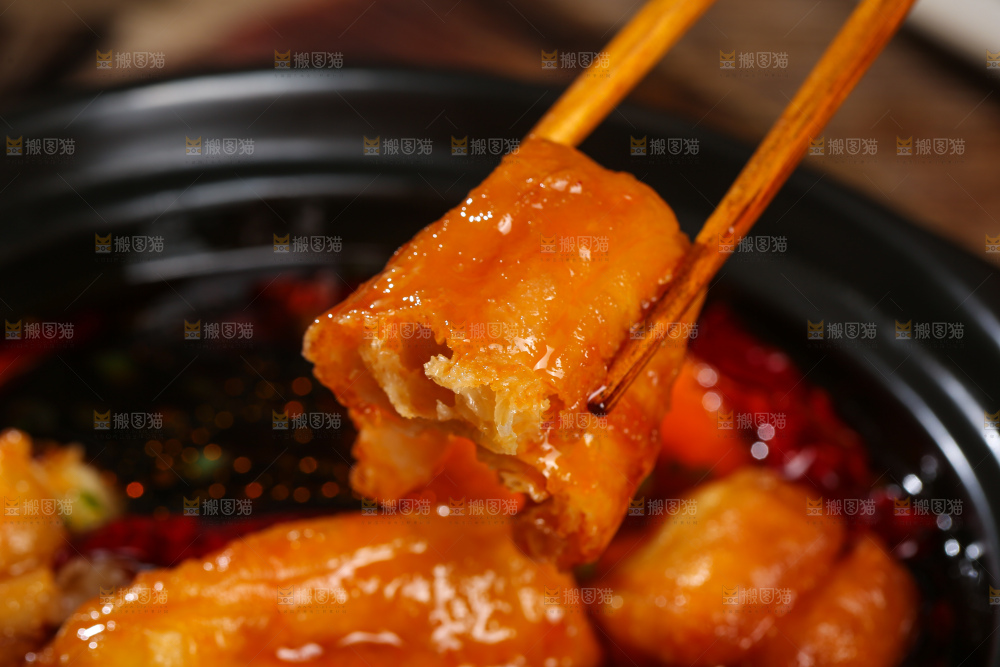 碗里的火锅油条