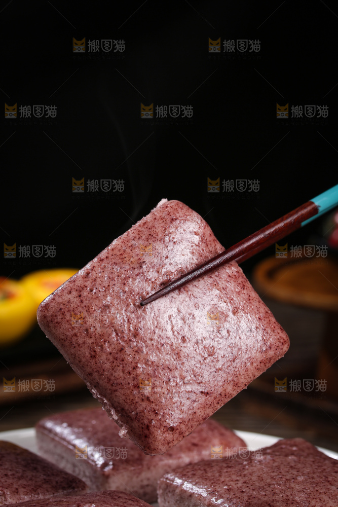 深底上的黑米发糕