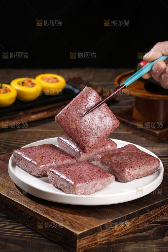深底上的黑米发糕